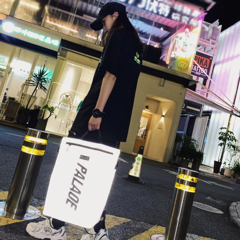 夜間潮流側背情境圖工廠訂做都會手提側背雙肩後背包B118台灣專業包包代工廠