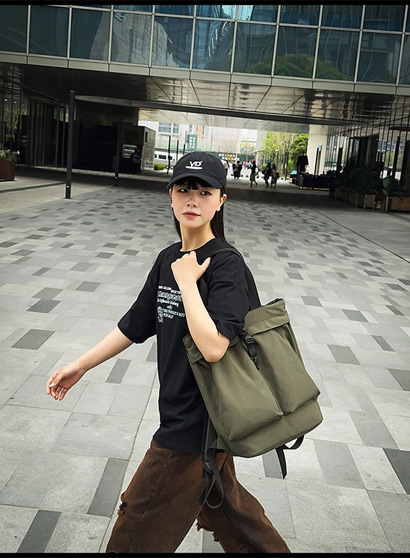 都會大容量休閒兩用後背包實際背負照-綠色款