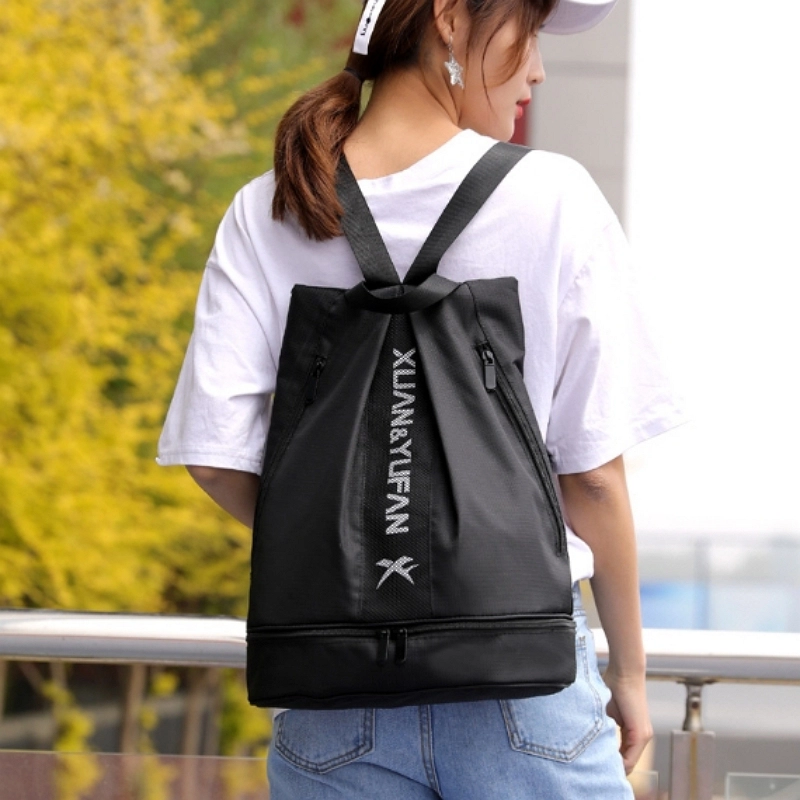 運動束口袋雙肩包實背結構展示:特寫背負時的肩帶調節細節與型號標誌,可客製化訂製