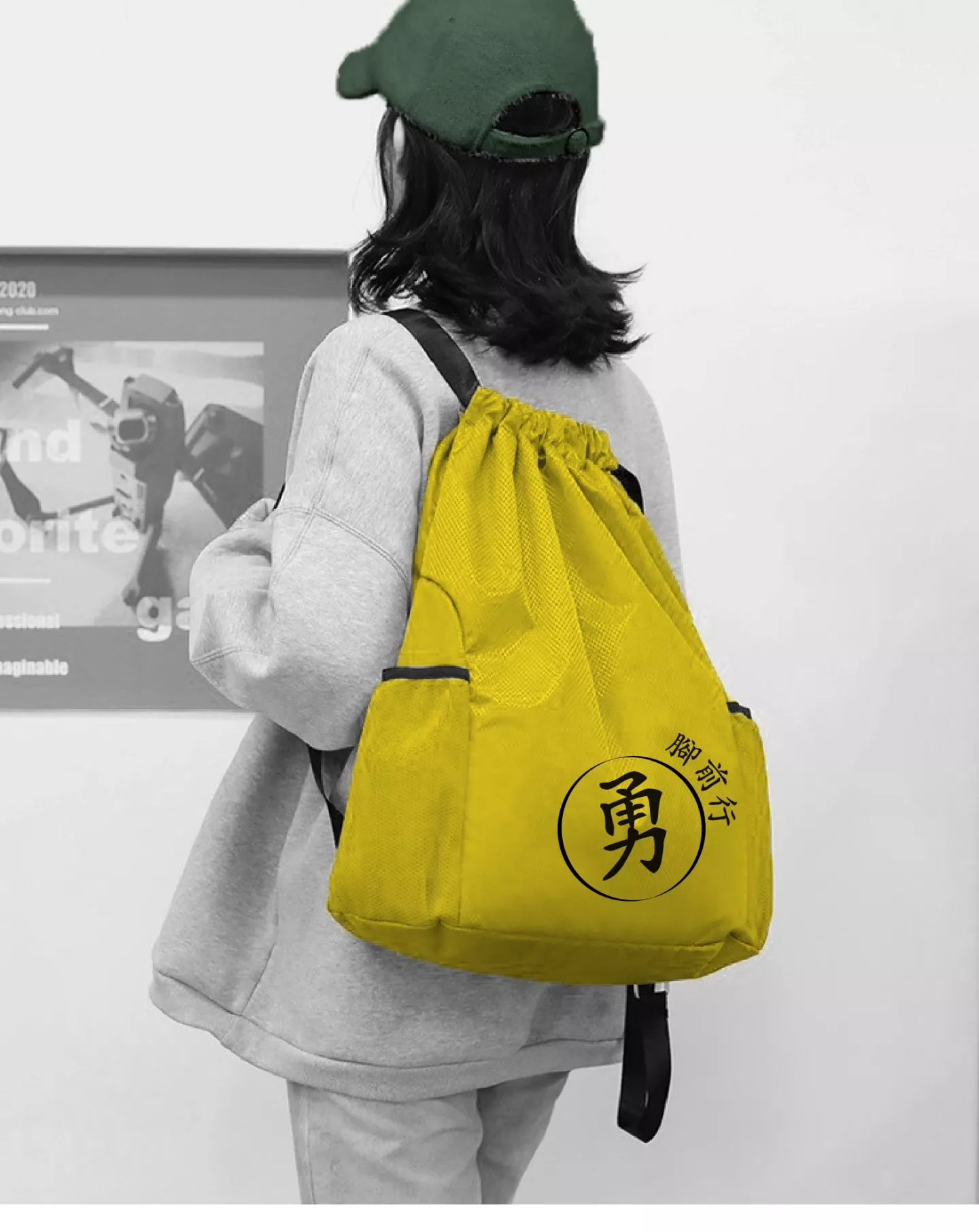 純色運動束口包(黃色)模特兒實際背負情境照