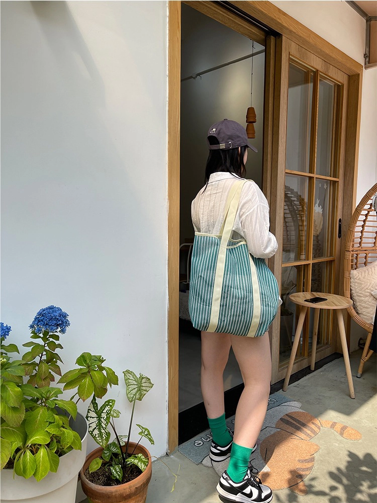 倍勁企業訂做大容量手提肩背兩用購物環保袋(藍色)實際背負照