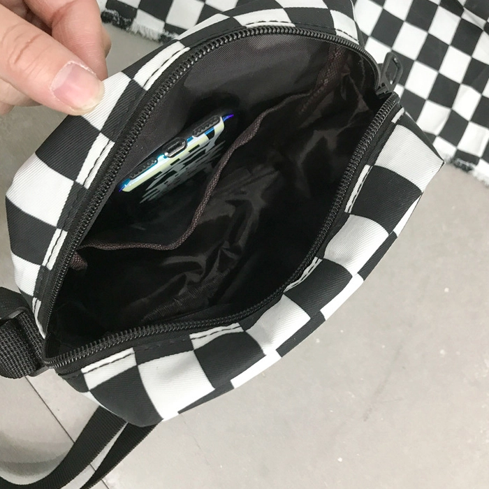 拉鍊與內部收納特寫客製化日系隨行包生活小包側背包F041台灣專業包包代工廠